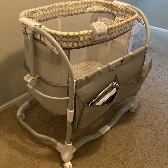Used ingenuity baby basinett. It has a little rip on the outside - Picture 1 of 3